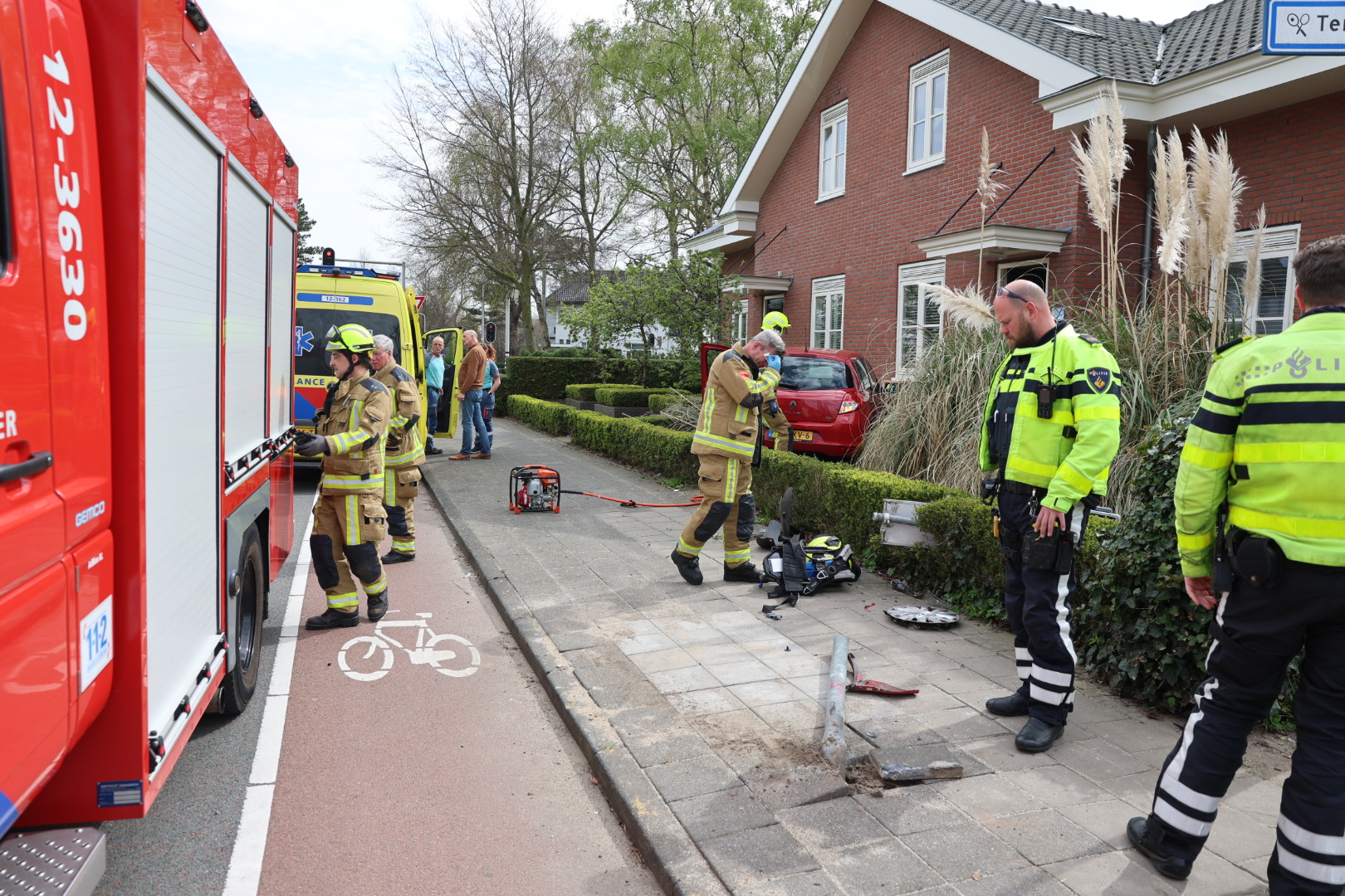 Auto rijdt tegen gevel woning Zwarteweg