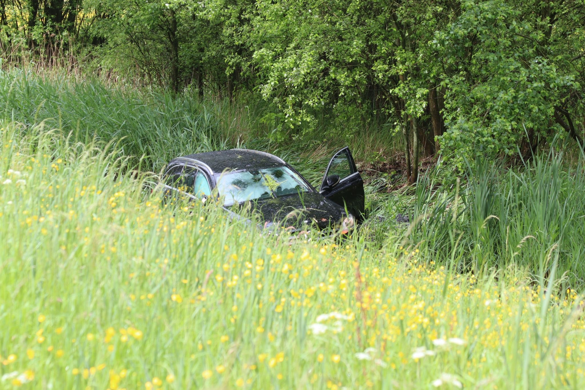 Voertuig belandt in sloot naast N201