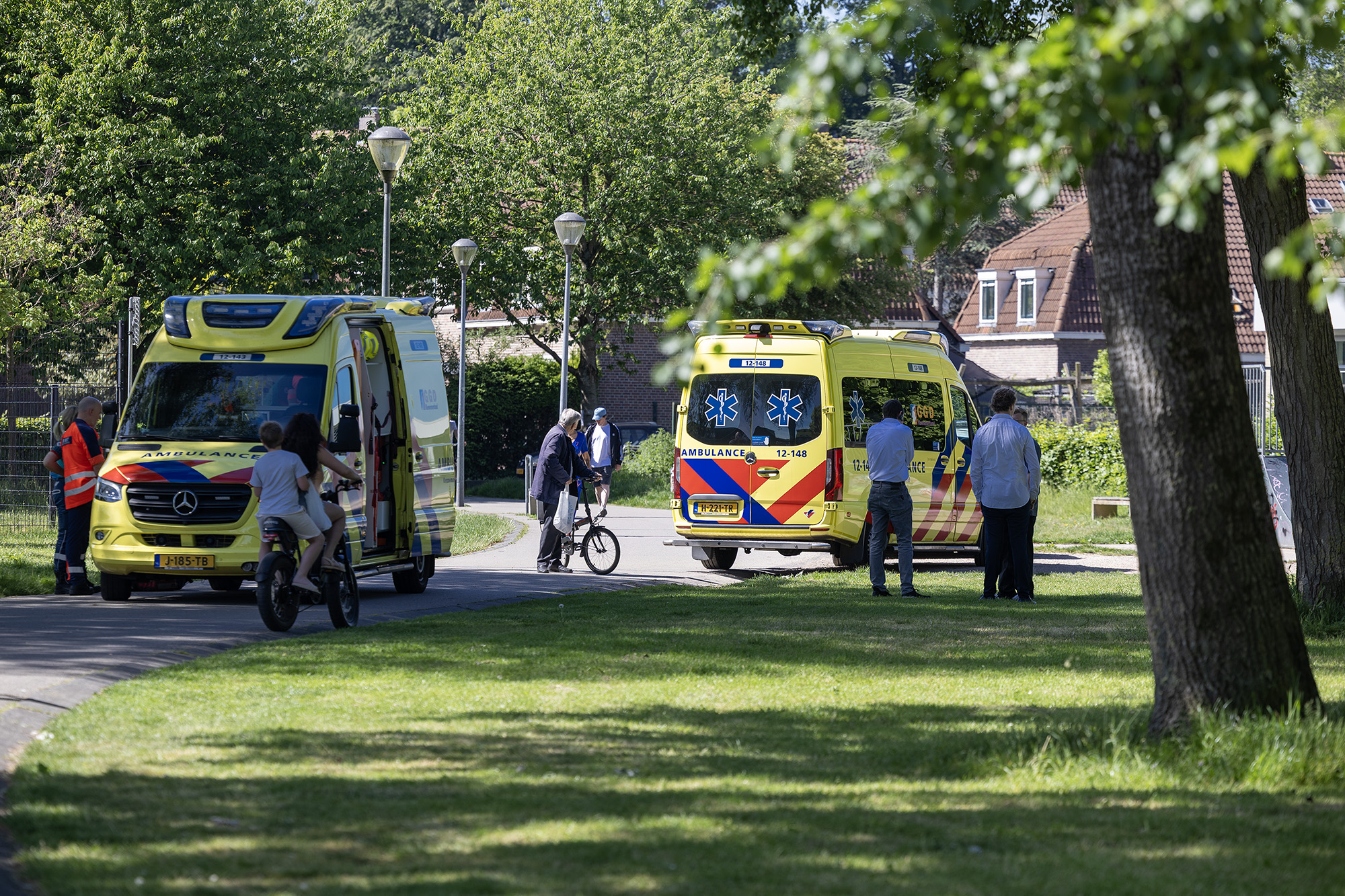 Gewonde man door omstanders geholpen
