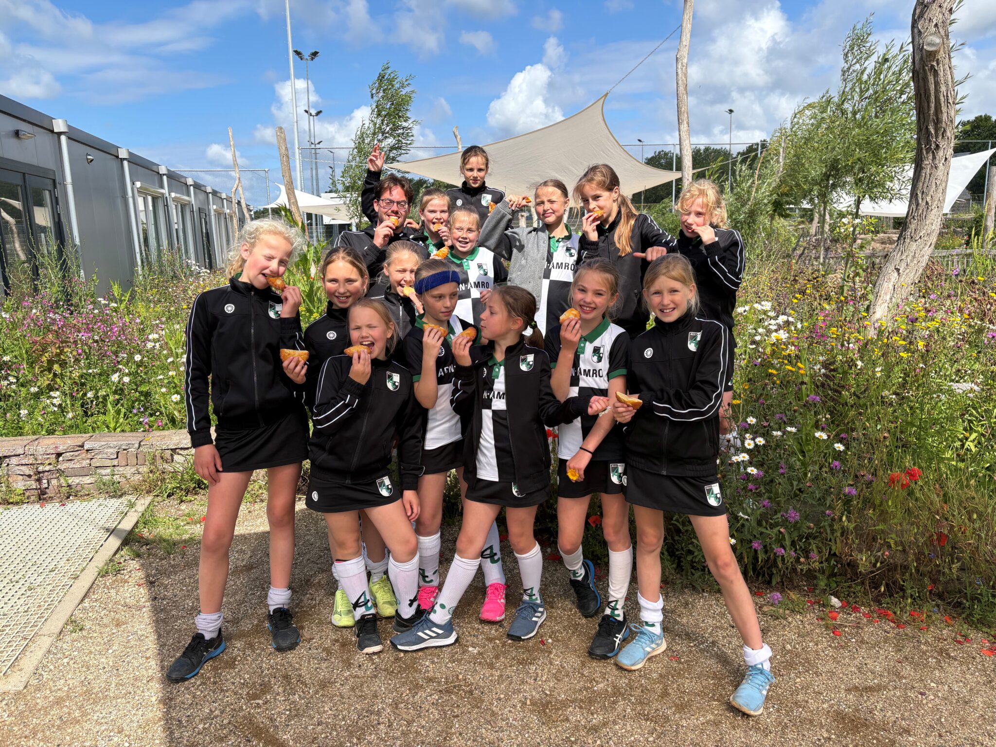 Hockeymeiden bedanken hun sponsor