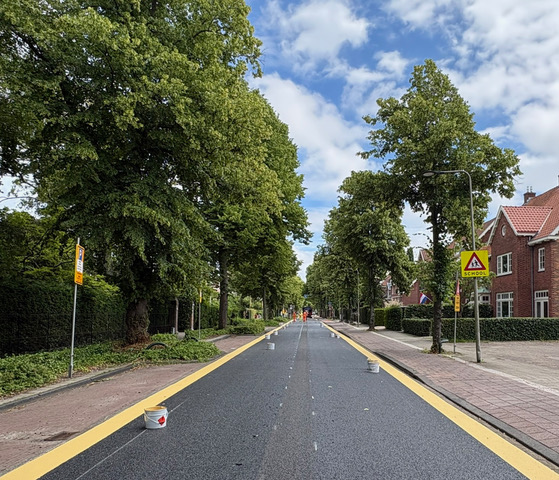 Emmer en kwast op de Kerklaan