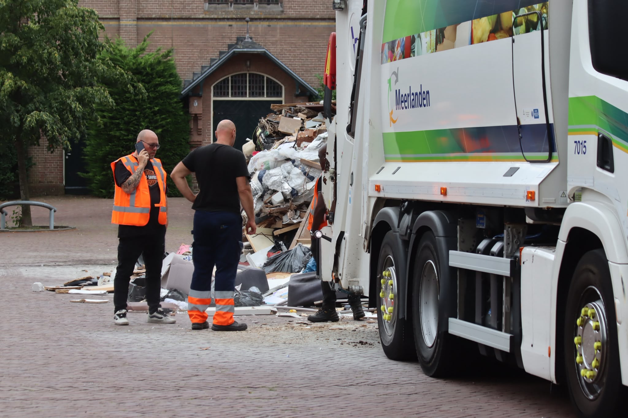 Artikel in vuilniswagen vat vlam