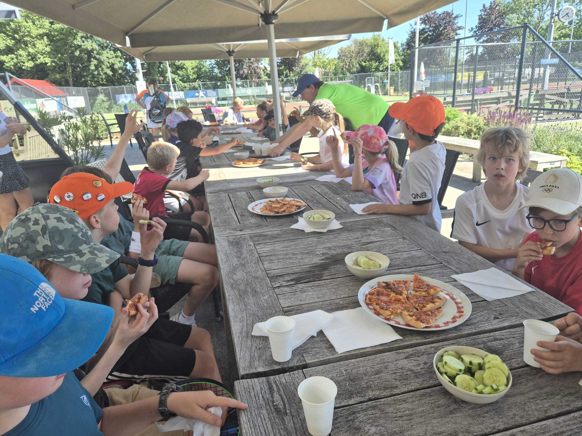 Oranje/Rood-toernooi TV HBC met pizzafeest
