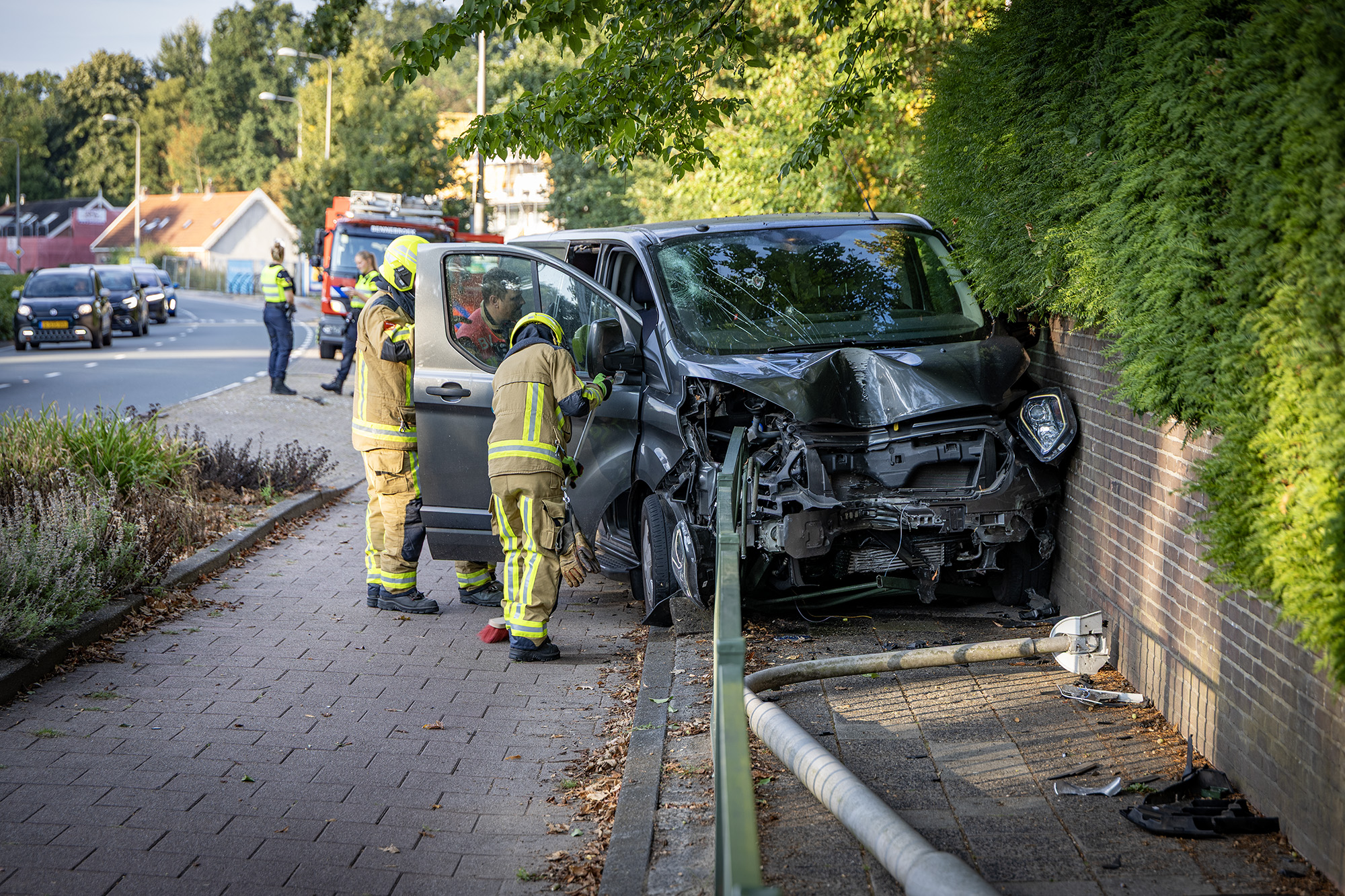 Busje raakt van de weg op Rijksstraatweg
