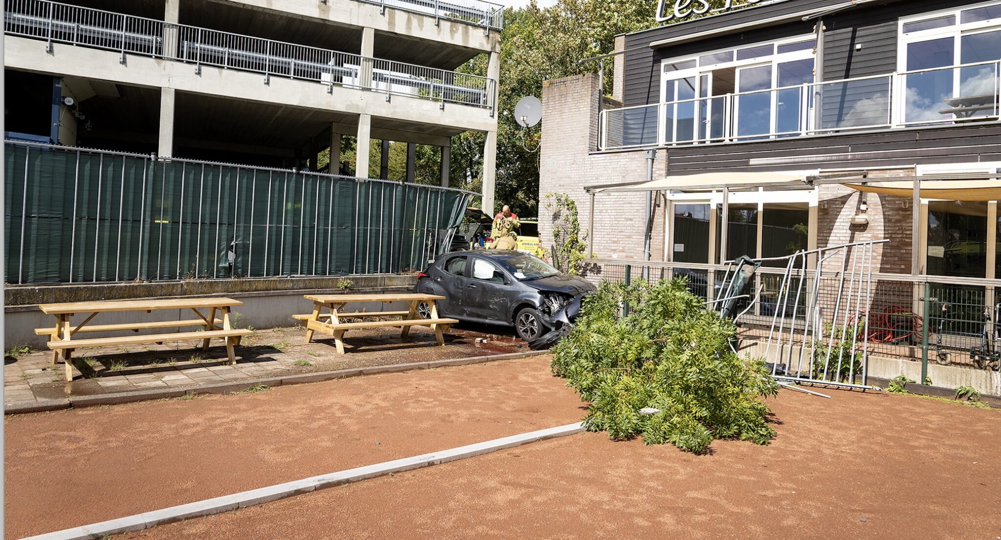 Auto door hekwerk en op sportveld tot stilstand