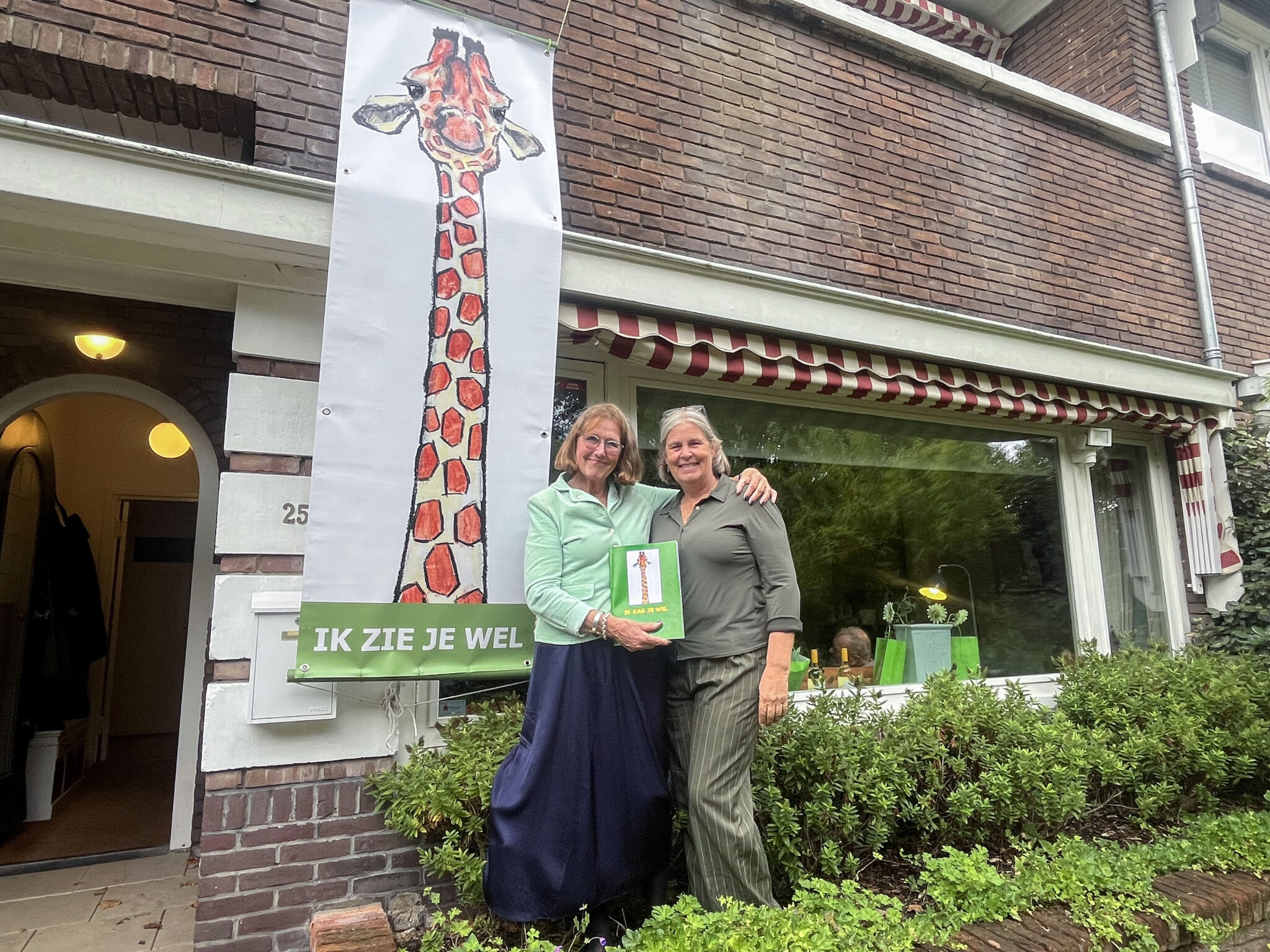 Boek ‘Ik Zag Je Wel’ uitgereikt aan oud-burgemeester Nienhuis