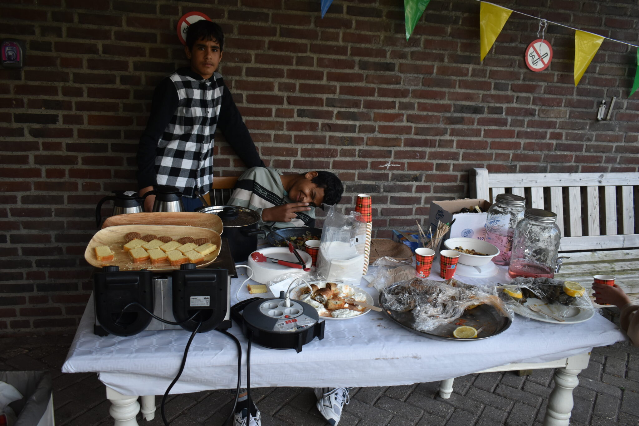 Statushouders trakteren buurtbewoners op Burendag