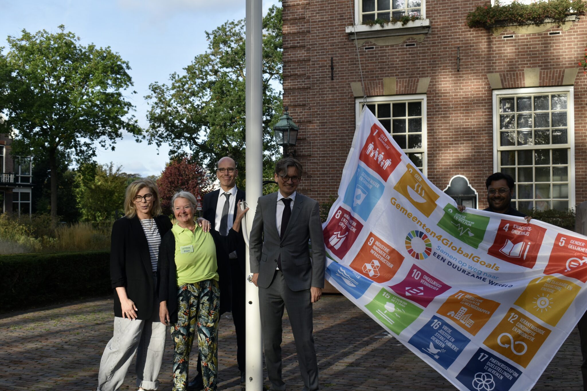 Vlag duurzaamheidsdoelen bij gemeentehuis gehesen