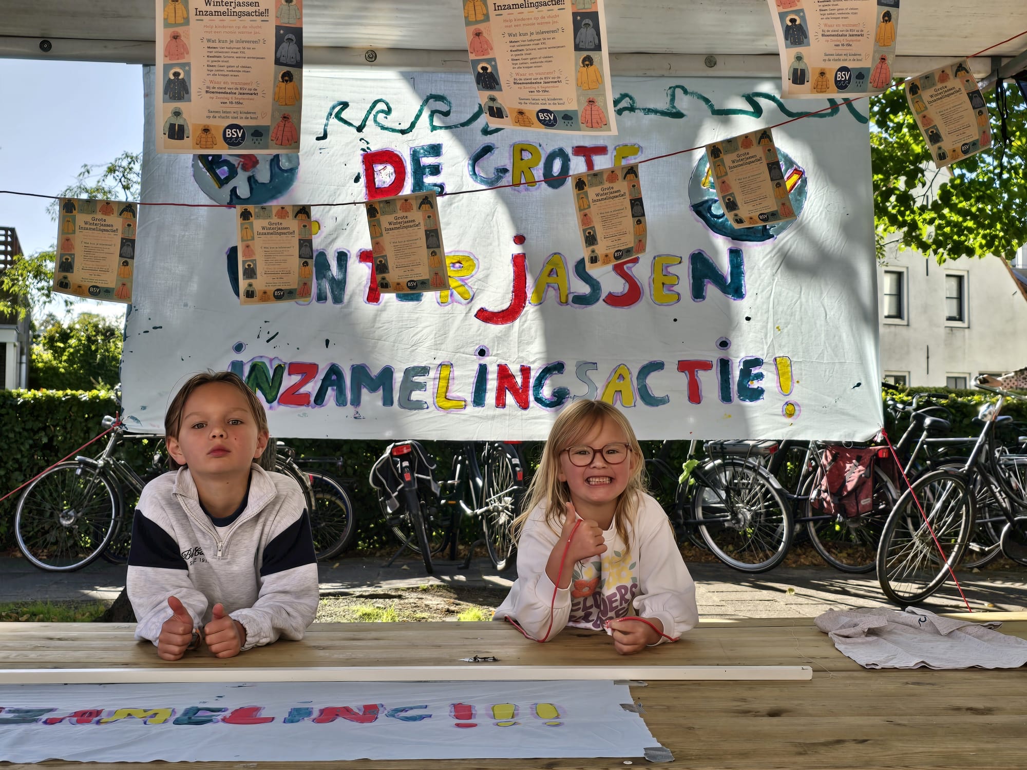 Basisschoolkinderen zamelen winterjassen in