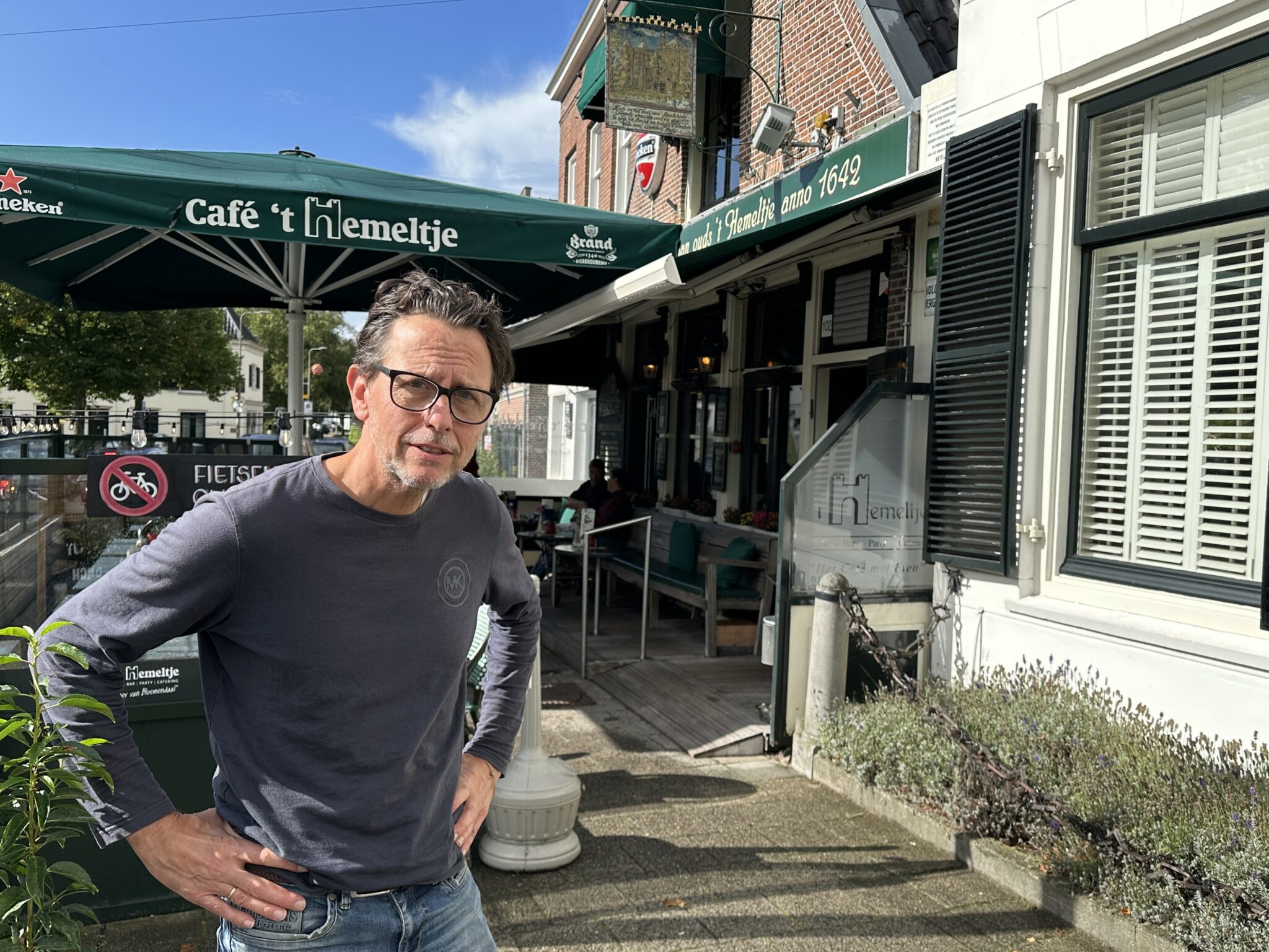 Teksten liedjesschrijver ook geliefd in de krant